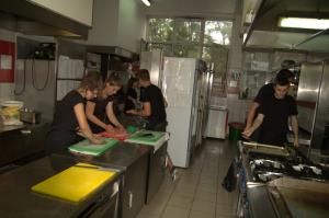 Učenci kuhali v hotelski kuhinji 15